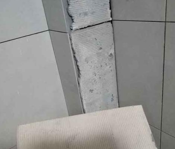 柳城瓷砖空鼓维修公司分享下厨房瓷砖脱落的补救措施。